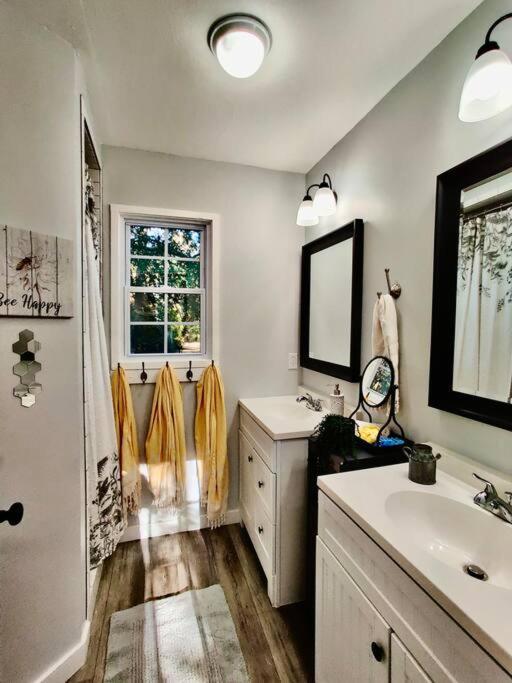 Honeycomb Gem, Beautifully Designed & Near Downtown Thomasville Exterior photo