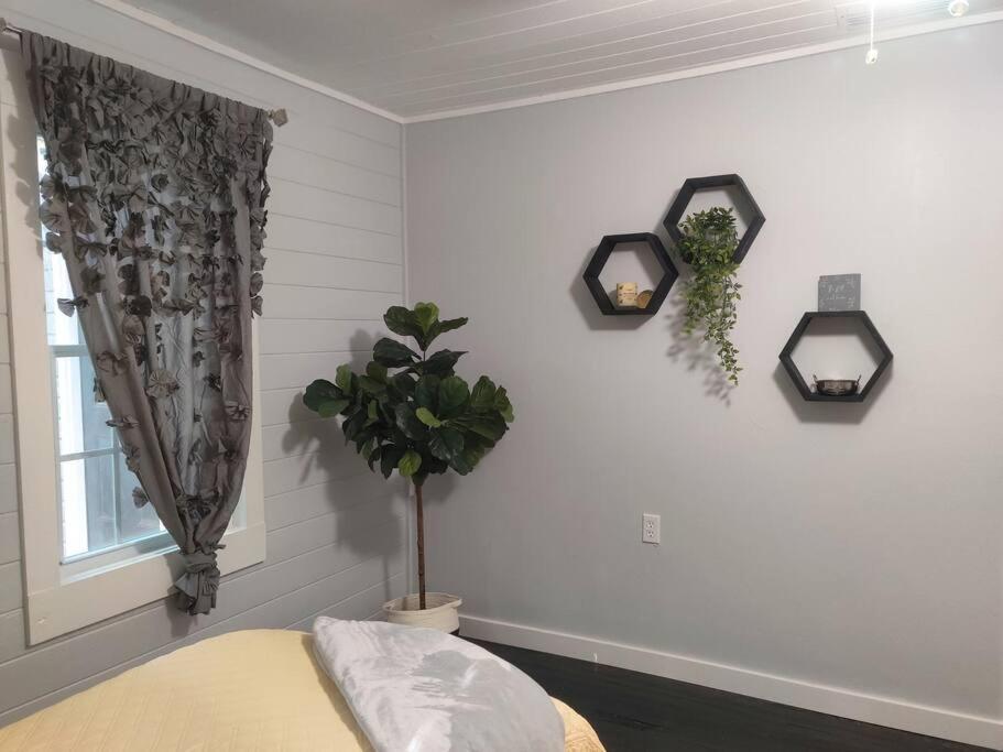 Honeycomb Gem, Beautifully Designed & Near Downtown Thomasville Exterior photo