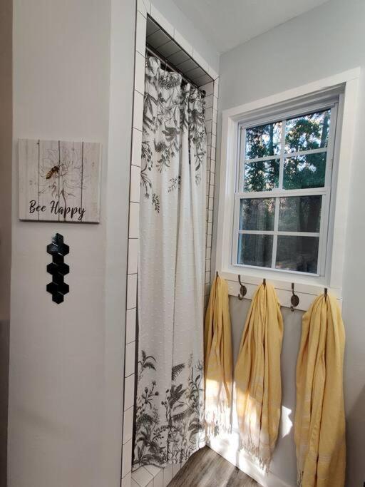 Honeycomb Gem, Beautifully Designed & Near Downtown Thomasville Exterior photo